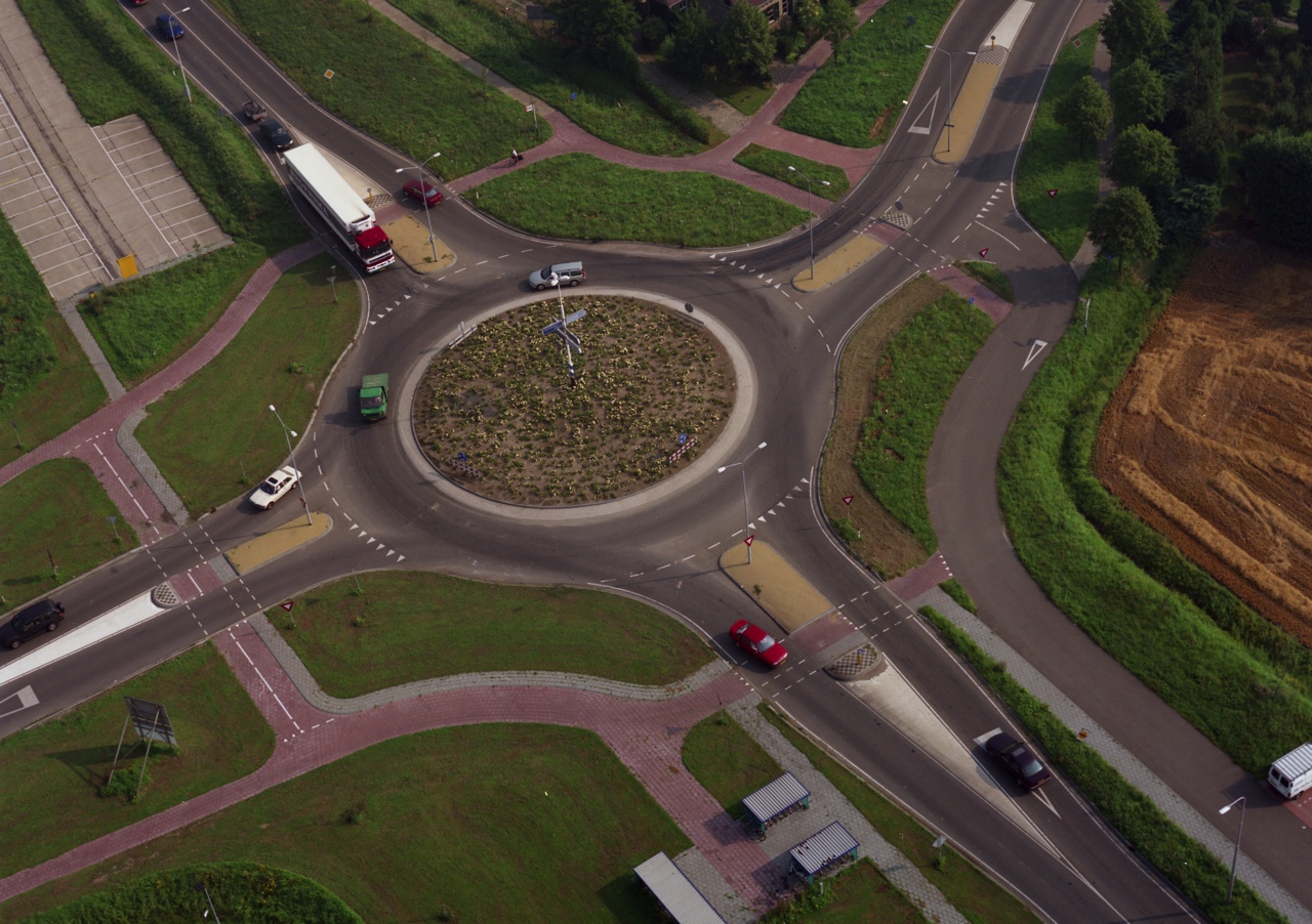 AutoVandaag viert in samenwerking met Athlon 100 jaar mobiliteit. In dit artikel staat de rotonde en het verkeersplein centraal, want die houden ons rijdend!