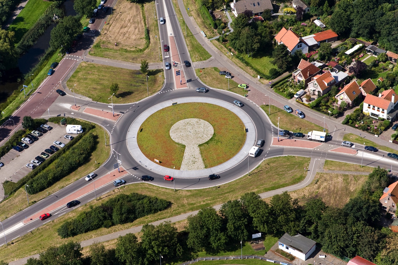 AutoVandaag viert in samenwerking met Athlon 100 jaar mobiliteit. In dit artikel staat de rotonde en het verkeersplein centraal, want die houden ons rijdend!