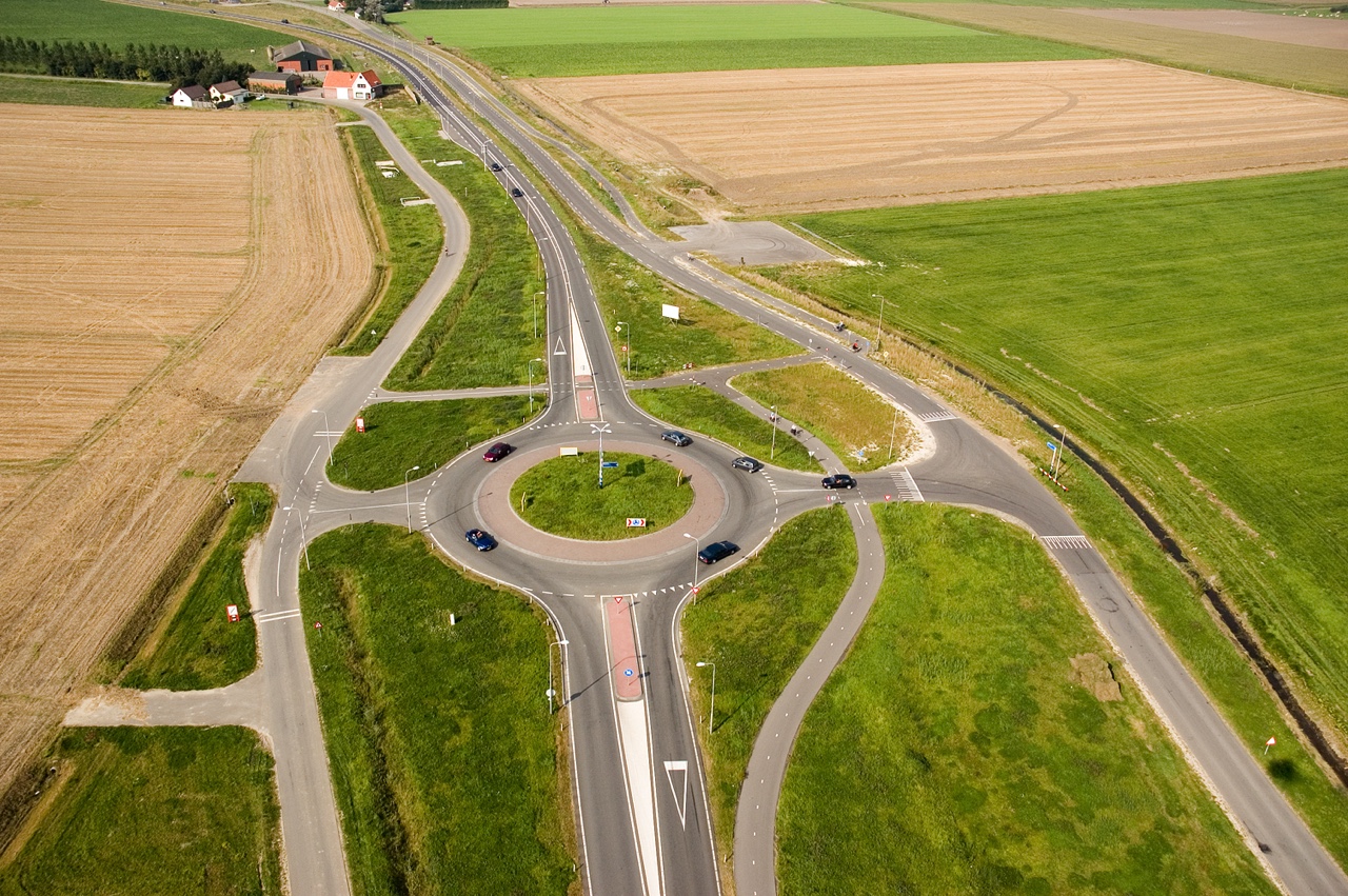 AutoVandaag viert in samenwerking met Athlon 100 jaar mobiliteit. In dit artikel staat de rotonde en het verkeersplein centraal, want die houden ons rijdend!