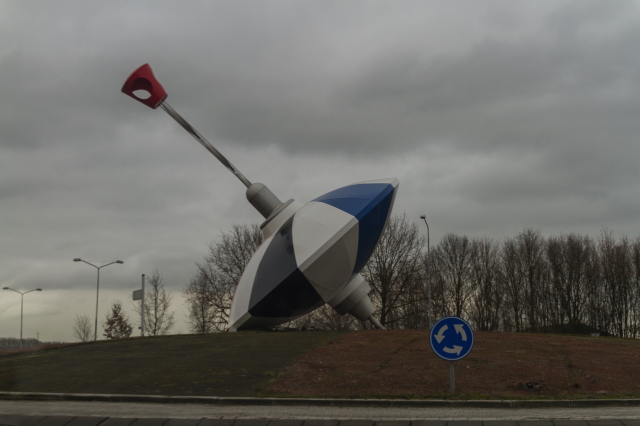 AutoVandaag viert in samenwerking met Athlon 100 jaar mobiliteit. In dit artikel staat de rotonde en het verkeersplein centraal, want die houden ons rijdend!