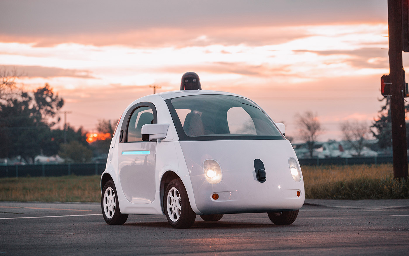 AutoVandaag viert in samenwerking met Athlon Car Lease 100 jaar mobiliteit. In dit artikel staat de opkomst van de cruise control centraal, een innovatie die zich ontwikkelt tot automatische piloot.