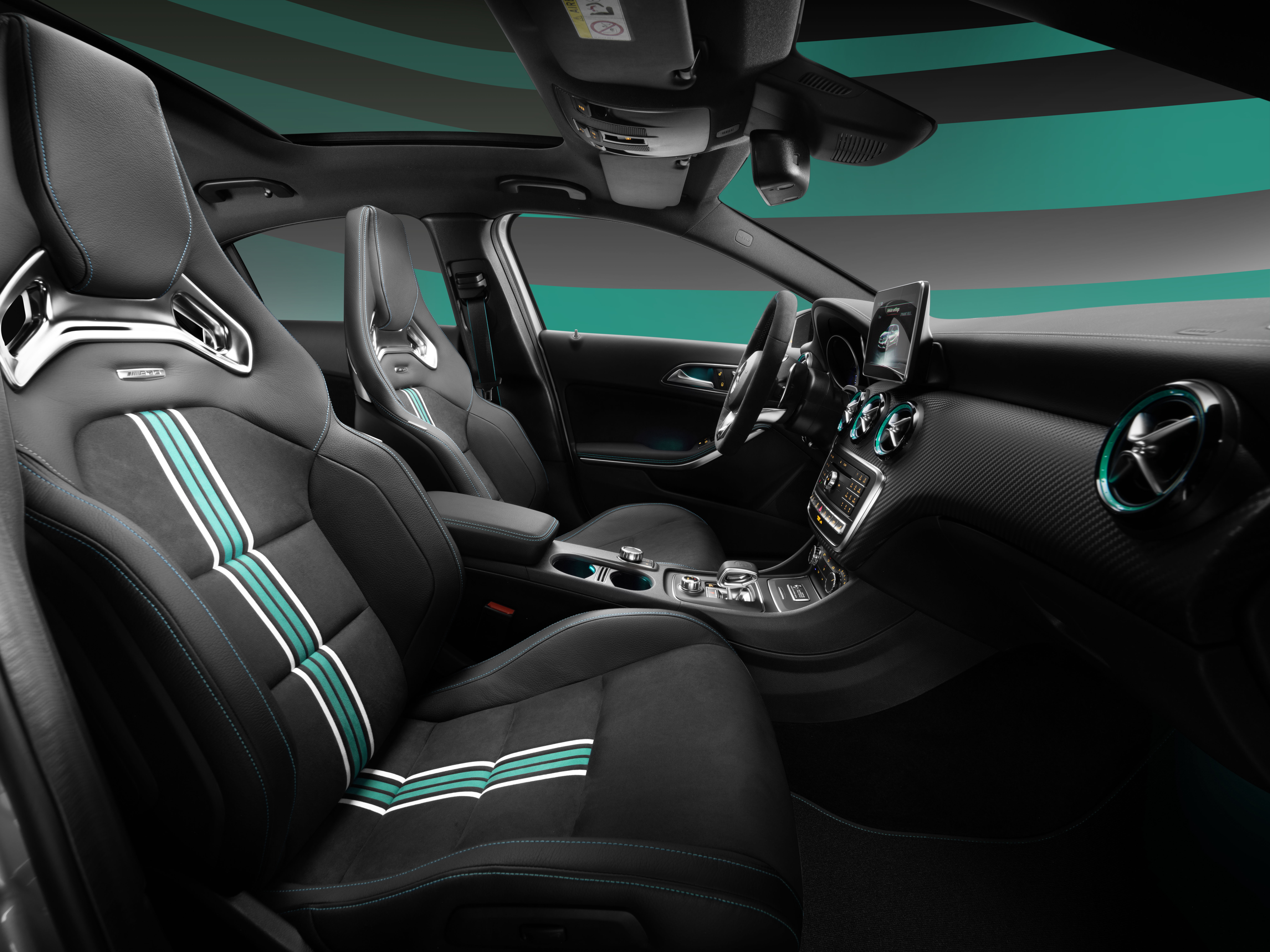 De Mercedes-AMG A 45 4Matic Mercedes AMG Petronas 2015 World Champion Edition viert overwinning in de koningsklasse van de autosport.