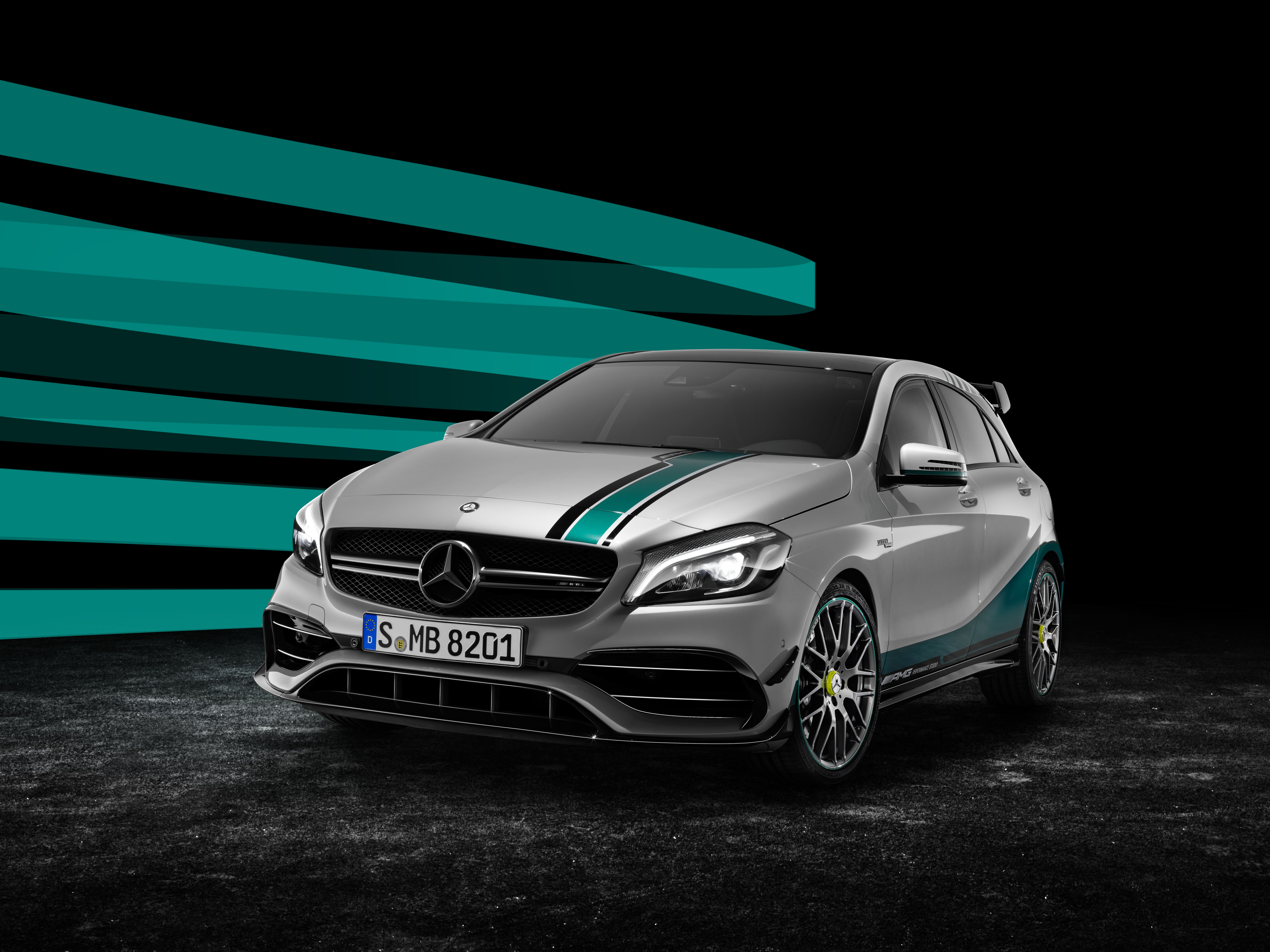 De Mercedes-AMG A 45 4Matic Mercedes AMG Petronas 2015 World Champion Edition viert overwinning in de koningsklasse van de autosport.