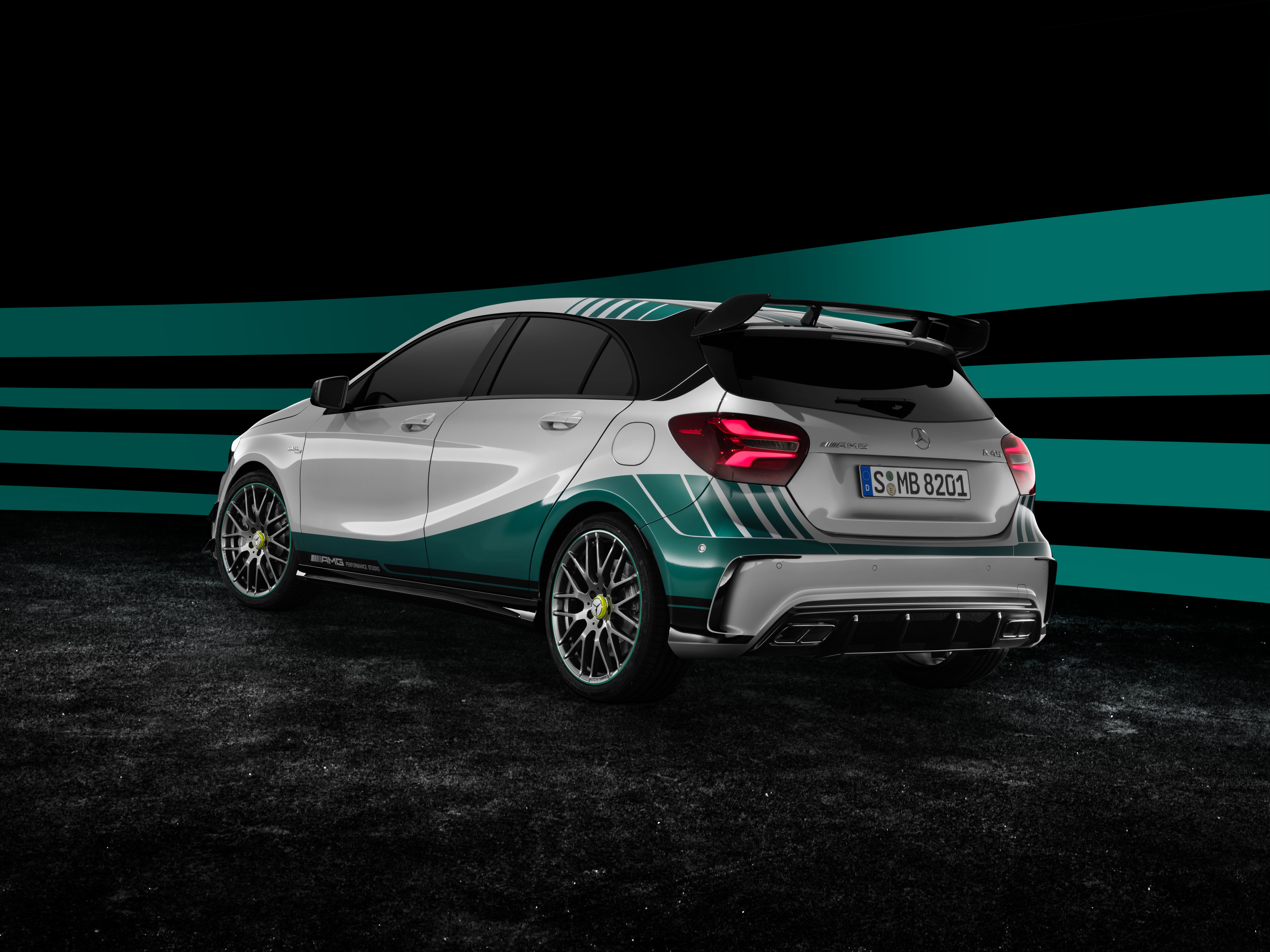 De Mercedes-AMG A 45 4Matic Mercedes AMG Petronas 2015 World Champion Edition viert overwinning in de koningsklasse van de autosport.