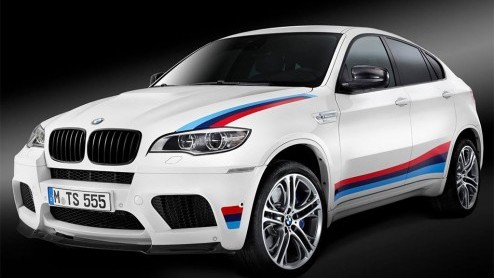 BMW gaat 100 stuks bouwen van deze X6 M Design Edition. Het pakket voorziet vooral in uiterlijke verfraaiingen, de prestaties van de 555 pk sterke X6 M gaan er niet op vooruit.