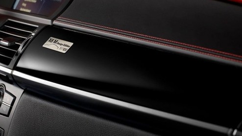 BMW gaat 100 stuks bouwen van deze X6 M Design Edition. Het pakket voorziet vooral in uiterlijke verfraaiingen, de prestaties van de 555 pk sterke X6 M gaan er niet op vooruit.
