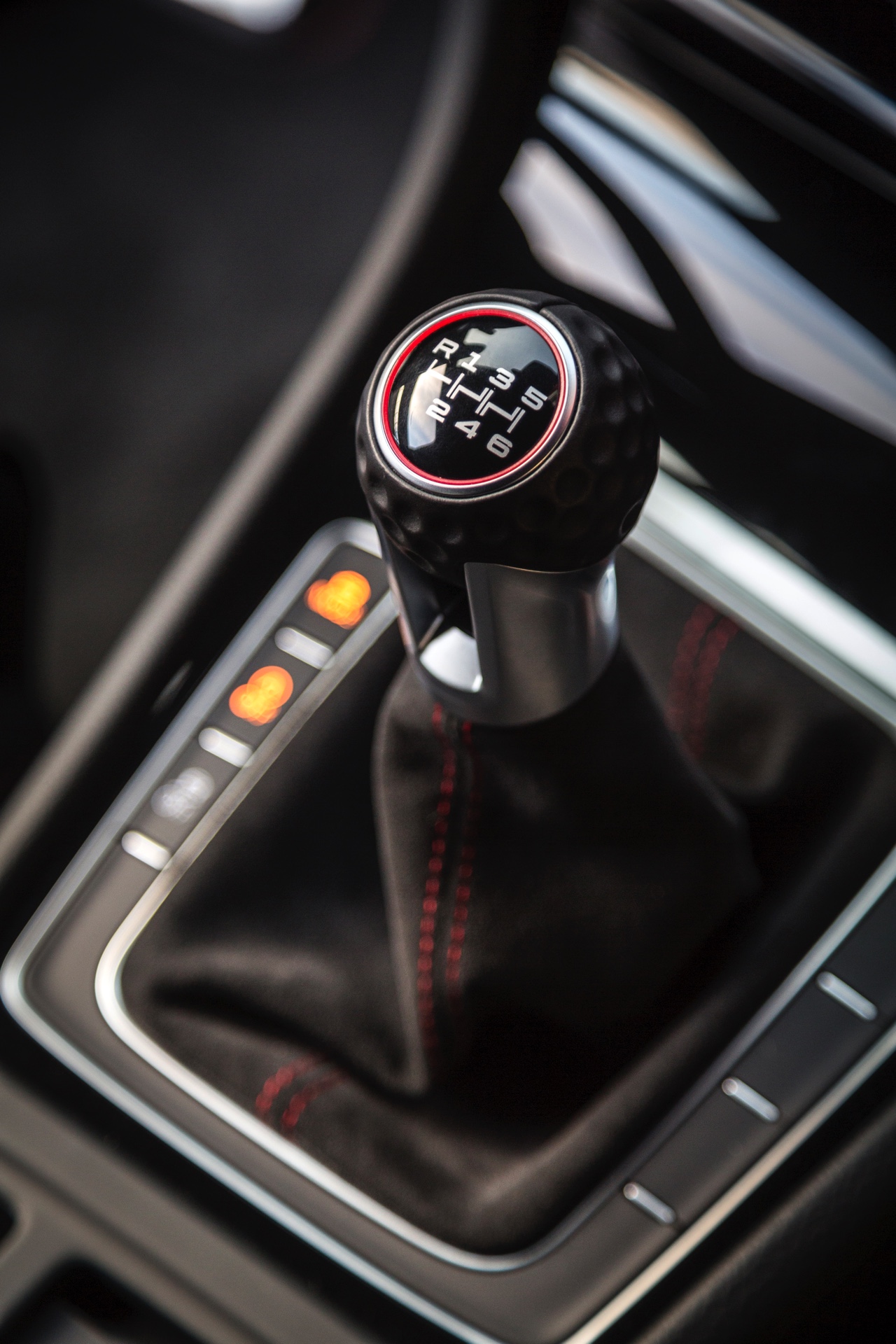 Volkswagen Golf GTI Clubsport nu ook leverbaar met handbak. Je bent er 1 km/u sneller mee en je houdt 1000 euro op zak.