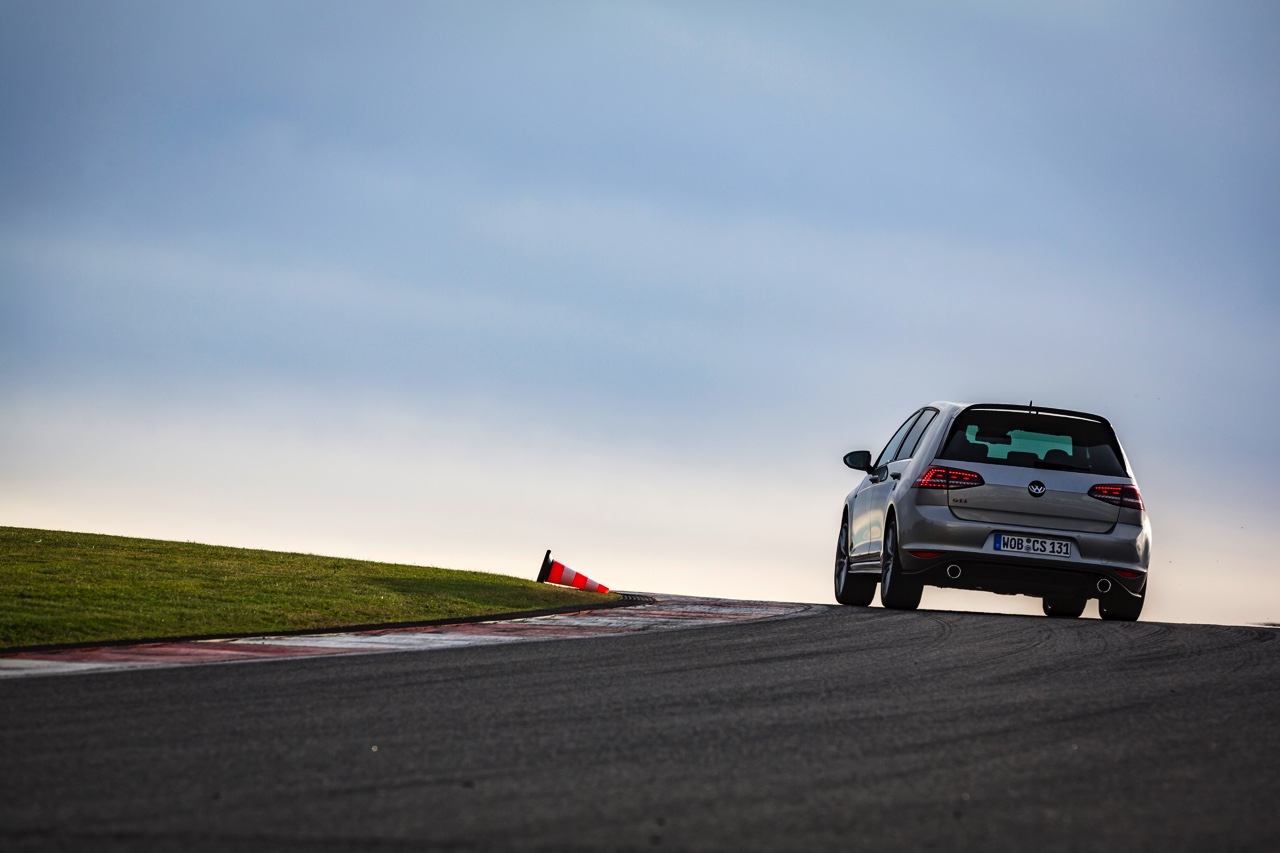 Volkswagen Golf GTI Clubsport nu ook leverbaar met handbak. Je bent er 1 km/u sneller mee en je houdt 1000 euro op zak.