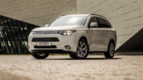 Mitsubishi heeft de 10.000e Outlander PHEV de weg op gestuurd. In 2014 noteert de plug-in hybride SUV met 7% bijtelling nog altijd 300-400 orders per maand.