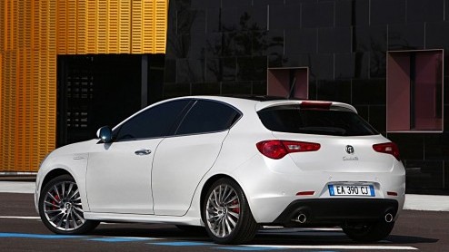 Terug in het gamma van Alfa, de Veloce-uitvoering. Alfa zet de Giulietta Veloce in de showroom met een 1.4 Turbo-benzinemotor, gericht op de particuliere koper en uitgerust met extra luxe en exclusief