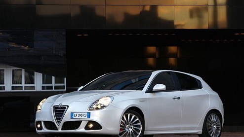Terug in het gamma van Alfa, de Veloce-uitvoering. Alfa zet de Giulietta Veloce in de showroom met een 1.4 Turbo-benzinemotor, gericht op de particuliere koper en uitgerust met extra luxe en exclusief