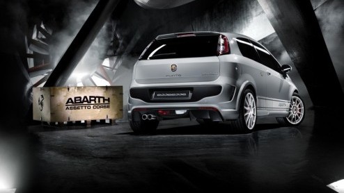 Abarth presenteert aanstaande zondag tijdens Italia a Zandvoort naast de 500C met handbak ook de extra gepeperde versie van de Abarth Punto Evo; de Esseesse met 180 pk en variabele KONI-dempers. Smake