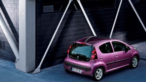 Net als de Aygo en C1 krijgt ook de Peugeot 107 weer een opkikker dankzij geretoucheerde uitstraling, techniek en uitrusting. De populaire stadsdreumes staat vanaf maart in de showroom. Prijzen worden