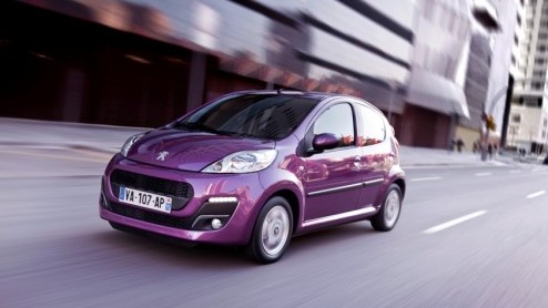 Net als de Aygo en C1 krijgt ook de Peugeot 107 weer een opkikker dankzij geretoucheerde uitstraling, techniek en uitrusting. De populaire stadsdreumes staat vanaf maart in de showroom. Prijzen worden