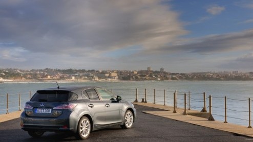 Lexus betreedt de wereld van de compacte middenklasser in het premiumsegment. Met de CT200h hebben de Japanners een antwoord op soortgenoten als de Audi A1, BMW 1 Serie en Volvo. Zij doen dat op hun e