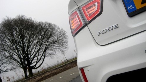 Het is waarschijnlijk de meest exclusieve Kia in Nederland, maar dat is niet waar het om draait. De Kia Forte Hybrid LPi is de eerste in serie geproduceerde autogashybride! Ook al komt de zeer CO2-vri