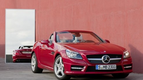 Mercedes-Benz gunt de SLK zn derde carrire. De klassieke roadster heeft een nog vernuftiger dak en komt er zelfs met een dieselmotor. In de zonnige omgeving van Tenerife beleven we de SLK met vier- 