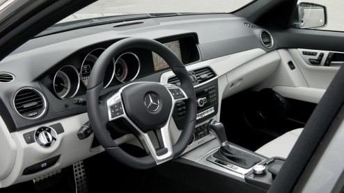In de omgeving van Tenerife maken we kennis met onder meer de vernieuwde Mercedes C-Klasse. Na de nodige testkilometers begint de Duitser aardig op ons in te werken; een eerste indruk.
