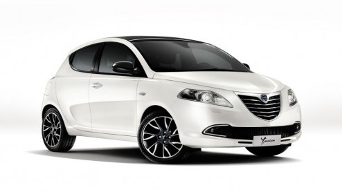 Lancia heeft bekend gemaakt wat de nieuwe Ypsilon in Nederland gaat kosten. Sterker nog, Fiat CEO Andrea Formica is er speciaal voor naar de AutoRAI gekomen. Het gamma bestaat om te beginnen uit de 0.