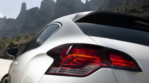 De nieuwe Citron DS4 is volgens zijn makers allerminst doorsnee, bedoeld voor degene die eens wat anders wilt rijden en stiekem de gewone Citron-modellen te braaf vindt. Hoe maakt deze rebelse Frans