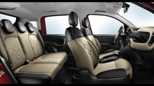 De nieuwe Fiat Panda is geboren! Nou ja, digitaal dan. De overbekende Italiaanse stadsauto debuteert op de IAA en gaat eind dit jaar al in productie. Nu weten we alle details; hij wordt zuiniger met T