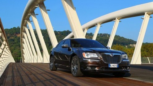 Fiat heeft de aandelen van Chrysler overgenomen en gaat in Europa de voormalige Chrysler modellen als Lancia verkopen. De 300C is omgelabeld tot Lancia Thema en de Voyager gaat gewoon als Lancia Voyag