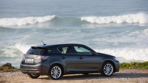Lexus betreedt de wereld van de compacte middenklasser in het premiumsegment. Met de CT200h hebben de Japanners een antwoord op soortgenoten als de Audi A1, BMW 1 Serie en Volvo. Zij doen dat op hun e