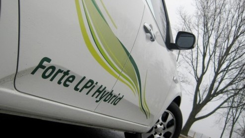 Het is waarschijnlijk de meest exclusieve Kia in Nederland, maar dat is niet waar het om draait. De Kia Forte Hybrid LPi is de eerste in serie geproduceerde autogashybride! Ook al komt de zeer CO2-vri