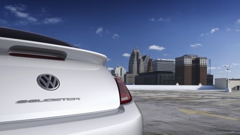 Traditiegetrouw pakt Volkswagen op vrijwel elke internationale autoshow uit. Zo ook in Detroit, met de E-Bugster. Een platgeslagen Beetle met volledig elektrische aandrijving.