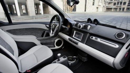 En dan nu officieel, de nieuwe look van de smart fortwo. Het nieuwe neusje met gewijzige bumper(s) zet de eigenwijze tweezitter opnieuw in het daglicht. De vernieuwde smart is te bestellen vanaf 13 fe