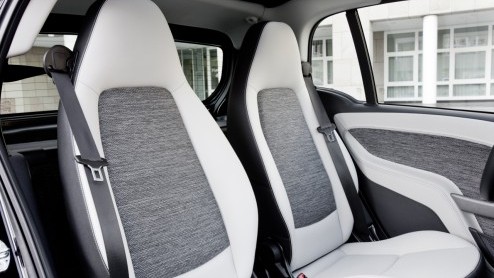 En dan nu officieel, de nieuwe look van de smart fortwo. Het nieuwe neusje met gewijzige bumper(s) zet de eigenwijze tweezitter opnieuw in het daglicht. De vernieuwde smart is te bestellen vanaf 13 fe