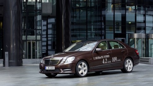 Hij zat al even in de pijplijn en wordt nu echt een feit; de Mercedes-Benz E 300 BlueTEC Hybrid, een dieselhybride met 109 gram CO2 uitstoot. Het offensief is echter niet compleet zonder de E 400 Hybr