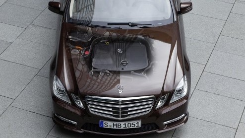De eerder aangekondigde E-Klasse dieselhybride staat vanaf juli in de showroom. Mercedes-Benz prijst de E 300 BlueTEC Hybrid vanaf circa 56.500 euro. Voor de sedan is 20% bijtelling weggelegd, ook na 