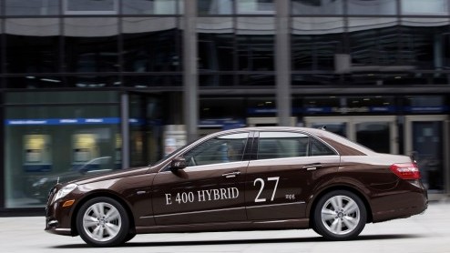 Hij zat al even in de pijplijn en wordt nu echt een feit; de Mercedes-Benz E 300 BlueTEC Hybrid, een dieselhybride met 109 gram CO2 uitstoot. Het offensief is echter niet compleet zonder de E 400 Hybr