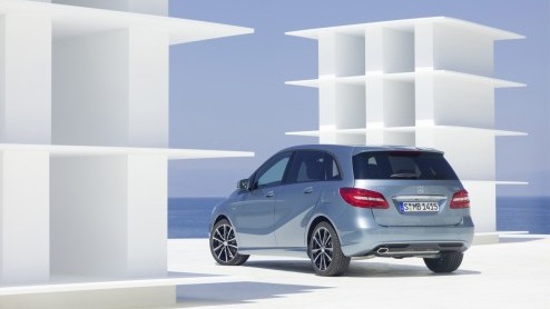Mercedes geeft nu zelf informatie over de nieuwe B-Klasse vrij, die in november op de markt komt. Het draait bij de nieuwe Duitser om efficintie, een lagere zitpositie en talrijke veiligheidsinnovati