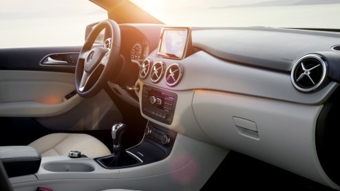 Mercedes geeft nu zelf informatie over de nieuwe B-Klasse vrij, die in november op de markt komt. Het draait bij de nieuwe Duitser om efficintie, een lagere zitpositie en talrijke veiligheidsinnovati