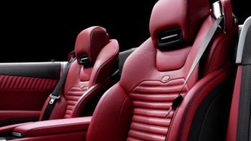 De prijslijst van de nieuwe Mercedes-Benz SL-Klasse is bekend! In Nederland trapt de Roadster af vanaf 106.400 euro met een zescilinder. Voor snelle beslissers is er de Edition 1 met AMG-tenue en rood