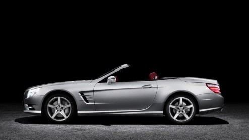 De prijslijst van de nieuwe Mercedes-Benz SL-Klasse is bekend! In Nederland trapt de Roadster af vanaf 106.400 euro met een zescilinder. Voor snelle beslissers is er de Edition 1 met AMG-tenue en rood