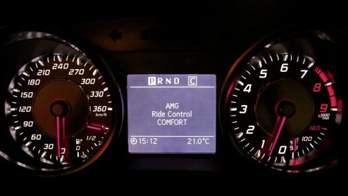 Mercedes-Benz breidt de optielijst van de SLS AMG uit met een aantal zaken die de rijprestaties van de nieuwe Gullwing veiliger en veelzijdiger maken of op smaak brengen.