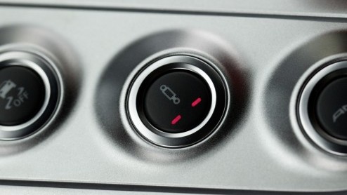 Mercedes-Benz breidt de optielijst van de SLS AMG uit met een aantal zaken die de rijprestaties van de nieuwe Gullwing veiliger en veelzijdiger maken of op smaak brengen.