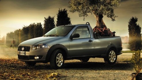 Fiat haalt de kleine pick-up Strada naar eigen land. De in Brazili gebouwde Italiaan maakt zijn entree in drie uitvoeringen. Komst naar Nederland zit er waarschijnlijk niet in.