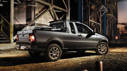 Fiat haalt de kleine pick-up Strada naar eigen land. De in Brazili gebouwde Italiaan maakt zijn entree in drie uitvoeringen. Komst naar Nederland zit er waarschijnlijk niet in.