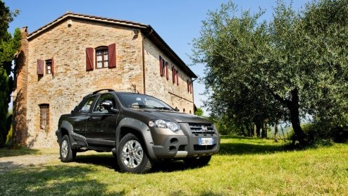 Fiat haalt de kleine pick-up Strada naar eigen land. De in Brazili gebouwde Italiaan maakt zijn entree in drie uitvoeringen. Komst naar Nederland zit er waarschijnlijk niet in.
