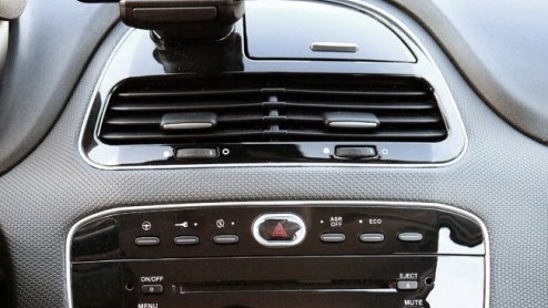 Hoe ver moet je gaan met het downsizen van motoren om een laag verbruik te realiseren? Als het aan Fiat ligt, is de 0.9 liter tweecilinder TwinAir Turbo motor geknipt voor de vernieuwde Punto. Zijn wi
