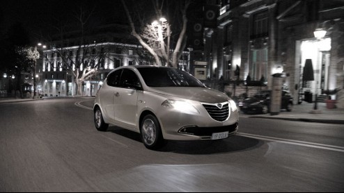 Lancia heeft het leveringsprogramma van de Ypsilon nog eens tegen het licht gehouden en komt met een nieuwe vanafprijs n een aantrekkelijke Silver Plus uitvoering waarvoor slechts 240 euro extra word