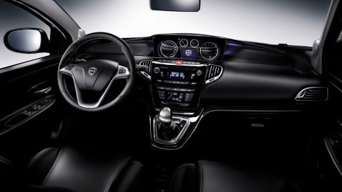 Lancia heeft het leveringsprogramma van de Ypsilon nog eens tegen het licht gehouden en komt met een nieuwe vanafprijs n een aantrekkelijke Silver Plus uitvoering waarvoor slechts 240 euro extra word
