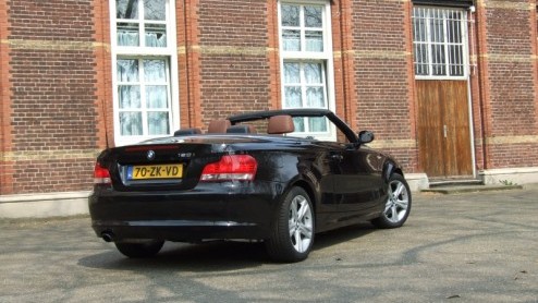 Voor BMW geen stalen klapdak. Althans niet voor de 1-serie Cabrio. Dat zou zowel de vormgeving (een relatief dikke achtersteven) als het gewicht niet ten goede komen voor de kleinste cabrio uit de sta