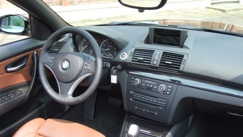 Voor BMW geen stalen klapdak. Althans niet voor de 1-serie Cabrio. Dat zou zowel de vormgeving (een relatief dikke achtersteven) als het gewicht niet ten goede komen voor de kleinste cabrio uit de sta