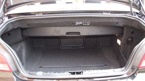 Voor BMW geen stalen klapdak. Althans niet voor de 1-serie Cabrio. Dat zou zowel de vormgeving (een relatief dikke achtersteven) als het gewicht niet ten goede komen voor de kleinste cabrio uit de sta