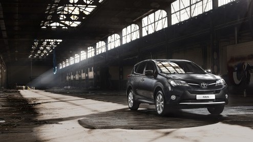 Dat hij er aan zat te komen wisten we al, maar nu heeft Toyota dan echt officieel de nieuwe RAV4 onthuld. Het model heeft zich nog meer het karakter van een compacte SUV aangemeten en hij staat vanaf 